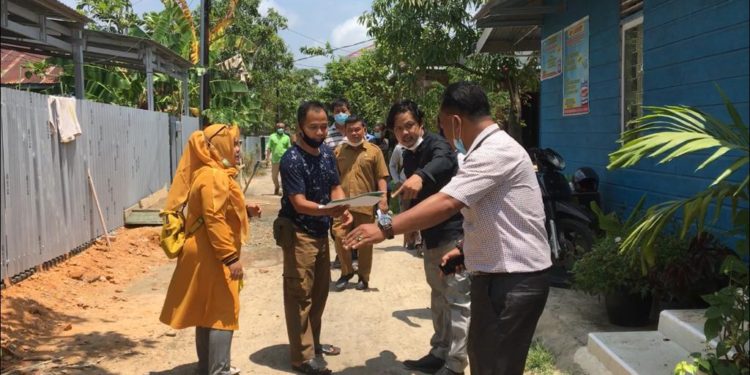 Proyek Jalan RT 20 BTN Pengabuan Kisruh, Anggota DPRD Syufrayogi Cek ke Lokasi