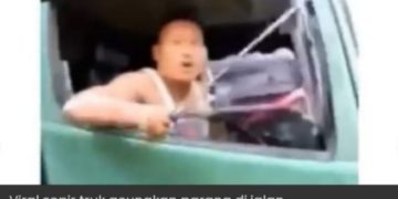 Viral.. Aksi Sopir Truk Kontainer Acungkan Sajam Kepengadara lain