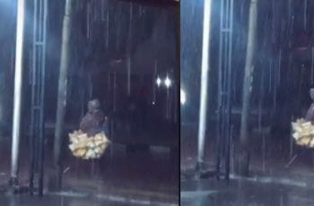 Mengharukan! Beredar Sebuah Video Seorang Pedangang Penjual Kerupuk Keliling Berjalan Di Tengah Hujan Deras