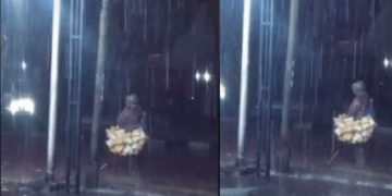 Mengharukan! Beredar Sebuah Video Seorang Pedangang Penjual Kerupuk Keliling Berjalan Di Tengah Hujan Deras