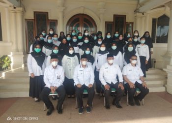 Bupati Tanjab Barat Anwar Sadat Serahkan SK PNS 