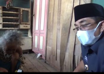 Hidup Sebatang Kara,  Nenek Mardiana Dapat Bantuan Lansung dari UAS
