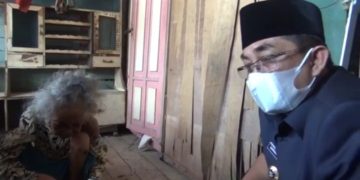 Hidup Sebatang Kara,  Nenek Mardiana Dapat Bantuan Lansung dari UAS