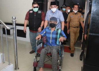 Dapat Bantuan Kursi Roda Dari Bupati dan ACT,Azwir Terharu