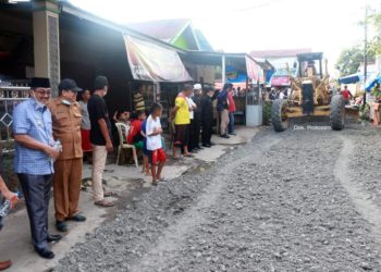 Bupati Bersama Dinas PUPR dan Perkim Turun Langsung Melakukan Perbaikan Jalan