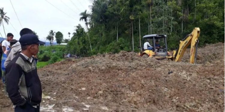 Dinas PUPR Kab Kerinci Turun Langsung ke Lokasi Longsor di Perbatasan Desa Sungai Deras dan Sungai Tutung