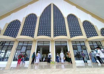 Bupati Tanjabbar Melaksanakan Shalat Jumat Perdana di Masjid Syekh Usman Tungkal