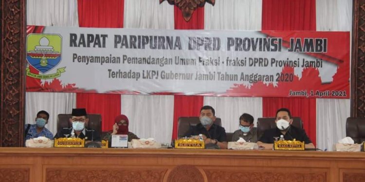 Sekda Hadiri Rapat Paripurna Pemandangan Umum Fraksi Terhadap LKPJ Gubernur Jambi 2020