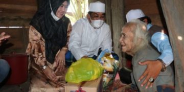 Pemkab Tanjabbarat Bantu Nenek Sapinah yang Hidup Sebatang Kara