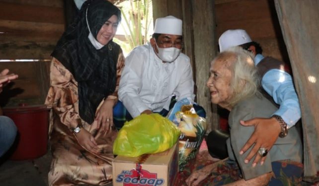 Pemkab Tanjabbarat Bantu Nenek Sapinah yang Hidup Sebatang Kara