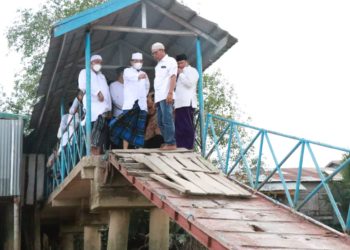 Tinjau Halte Penyeberangan Rusak, Bupati UAS Perintahkan Dinas Terkait Untuk Segera Diperbaiki