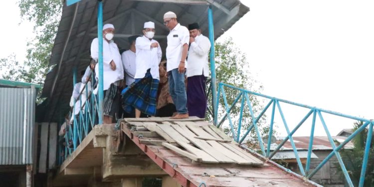 Tinjau Halte Penyeberangan Rusak, Bupati UAS Perintahkan Dinas Terkait Untuk Segera Diperbaiki