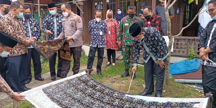 Bupati Tanjung Jabung Barat Launching Batik Khas Tanjab Barat