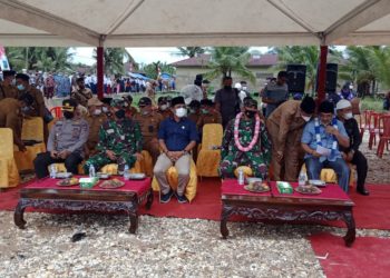 Dandim Tanjab Barat, Dampingi Danrem dan Bupati Louncing Listrik di Seberang Kota