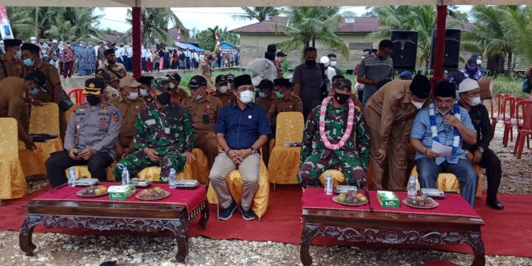 Dandim Tanjab Barat, Dampingi Danrem dan Bupati Louncing Listrik di Seberang Kota