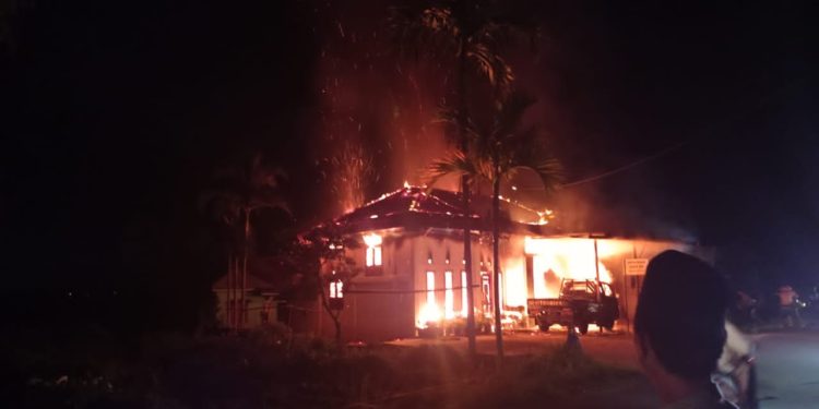 Saat Tarawih Pertama, Api Lalap Rumah Warga Di Desa Semerah