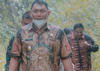 Ditengah Guyuran Hujan, Wabup Bersama Dandim 0419  Tinjau Lokasi TMMD di Muara Papalik