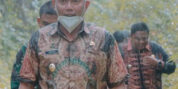 Ditengah Guyuran Hujan, Wabup Bersama Dandim 0419  Tinjau Lokasi TMMD di Muara Papalik
