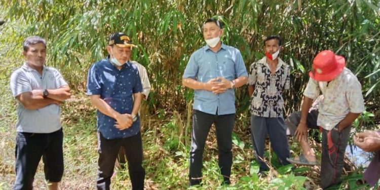 Wabup Tanjab Barat Tinjau Langsung Lokasi Pembangunan Jembatan Sungai Pengabuan