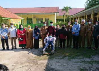 Peduli Disabilitas, Ketua DPRD Edi Purwanto Serahkan Bantuan Kursi Roda