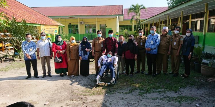 Peduli Disabilitas, Ketua DPRD Edi Purwanto Serahkan Bantuan Kursi Roda