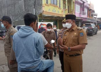 Putus Penyebaran  Covid-19, Wabup Tanjab Barat Bagi-Bagi Masker Gratis
