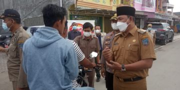 Putus Penyebaran  Covid-19, Wabup Tanjab Barat Bagi-Bagi Masker Gratis