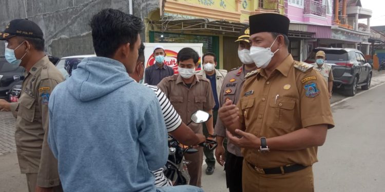 Putus Penyebaran  Covid-19, Wabup Tanjab Barat Bagi-Bagi Masker Gratis
