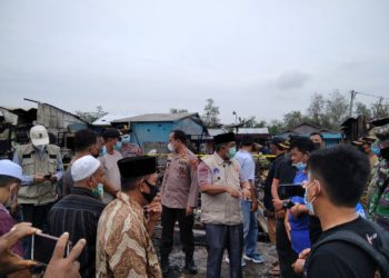 Bupati UAS Turun Langsung Serahkan Bantuan Untuk Korban Kebakaran Di Teluk Nilau