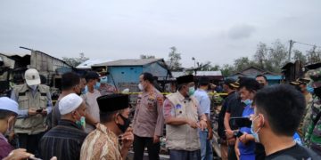 Bupati UAS Turun Langsung Serahkan Bantuan Untuk Korban Kebakaran Di Teluk Nilau