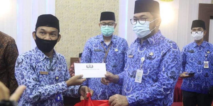 Sekda Serahkan Bingkisan Idul Fitri dan Santunan Uang Duka Anggota Korpri