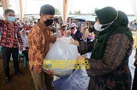 Masnah Busyro Salurkan Bantuan Sembako, Bibit Ikan dan Masker Kepada Warga