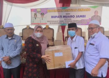 Kembali, Bupati Muaro Jambi Serahkan Bantuan