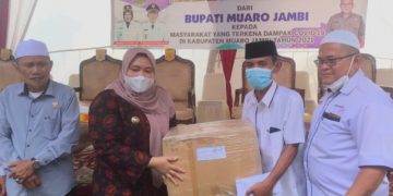 Kembali, Bupati Muaro Jambi Serahkan Bantuan