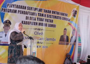 Bupati Muaro Jambi Kembali Serahkan Sertifikat Tanah