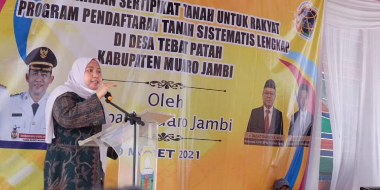 Bupati Muaro Jambi Kembali Serahkan Sertifikat Tanah