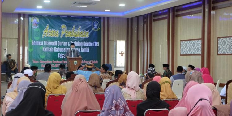 Sekda Kabupaten Muaro Jambi membuka acara Secara Resmi Pembukaan Seleksi Tilawatil Quran dan Training Centre (TC) Kafilah Kabupaten Muaro Jambi tahun