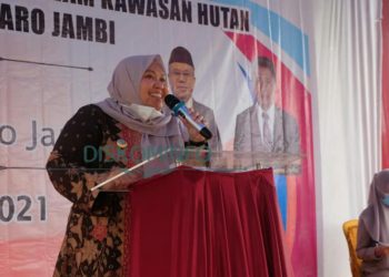 Masnah Albusyro Menyerahkan Sertifikat Secara Simbolis