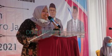 Masnah Albusyro Menyerahkan Sertifikat Secara Simbolis