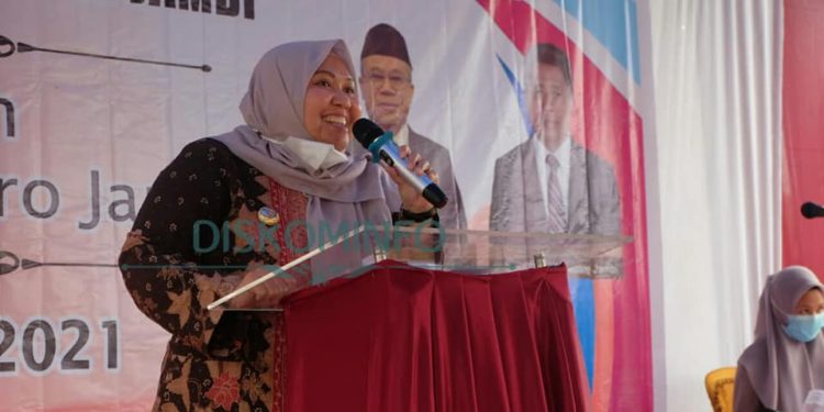 Masnah Albusyro Menyerahkan Sertifikat Secara Simbolis