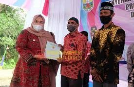 Masnah Albusyro Kembali Serahkan Sertifikat Tanah