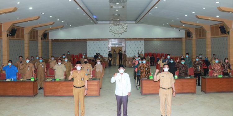 Serahkan 20 SK Pensiun PNS,  Bupati UAS: Terima Kasih Atas Pengabdian Dan Dedikasi Selama Bertugas