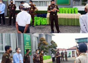 Kejaksaan Sungai Penuh Bagikan 100 Sembako Ke Masyarakat Yang Terdampak Covid-19 Dan Kaum Dhuafa