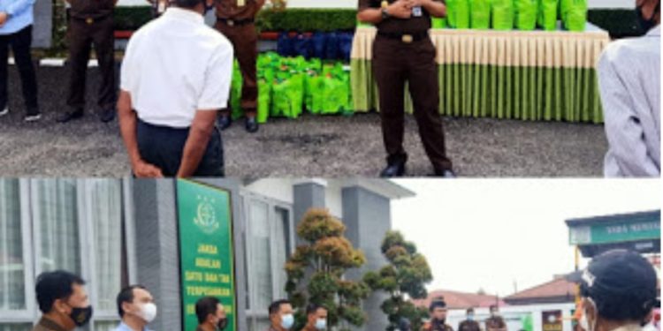 Kejaksaan Sungai Penuh Bagikan 100 Sembako Ke Masyarakat Yang Terdampak Covid-19 Dan Kaum Dhuafa