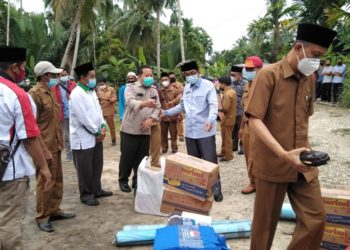 Bupati UAS Turun Langsung Serahkan Bantuan Untuk Korban Kebakaran