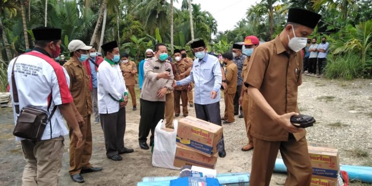 Bupati UAS Turun Langsung Serahkan Bantuan Untuk Korban Kebakaran