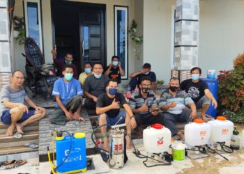 Dalam Rangka Mencegah Penyebaran Virus Covid 19, Warga BTN Permata Hijau Melakukan Pemyemprotan Desinfektan