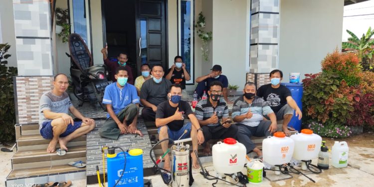 Dalam Rangka Mencegah Penyebaran Virus Covid 19, Warga BTN Permata Hijau Melakukan Pemyemprotan Desinfektan