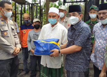 Bupati UAS Turun Langsung Serahkan Bantuan Untuk Korban Kebakaran Di Parit Arman
