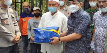 Bupati UAS Turun Langsung Serahkan Bantuan Untuk Korban Kebakaran Di Parit Arman